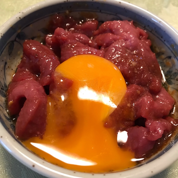 【業スーで手軽に】焼肉タレで食べる馬肉ユッケ